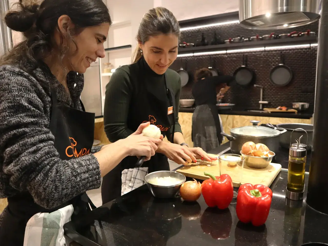 Participantes a preparar ingredientes frescos na cozinha da Compadre