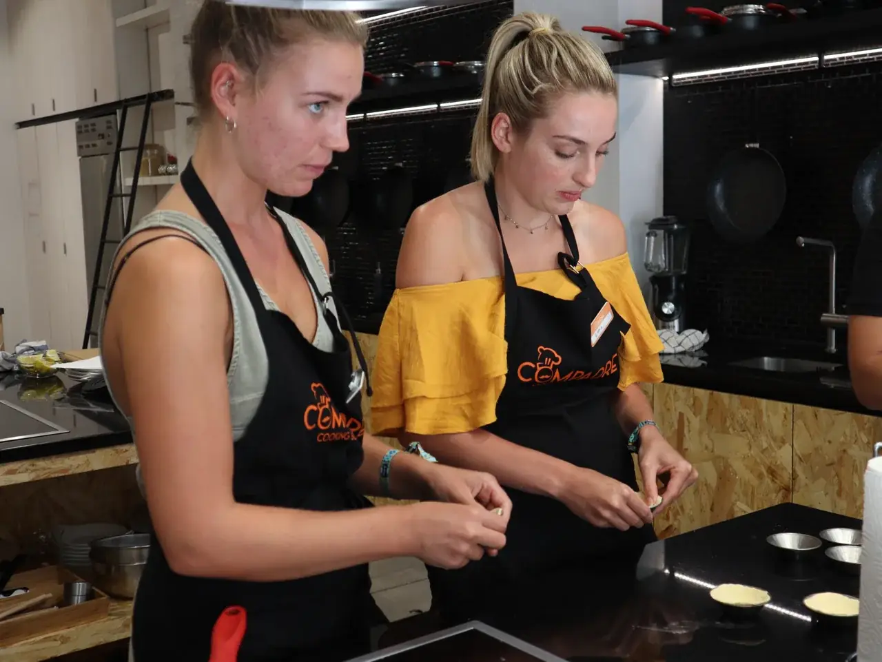 Duas participantes a moldar a massa dos pastéis de nata