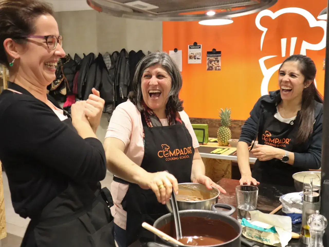 Participantes numa aula de cozinha