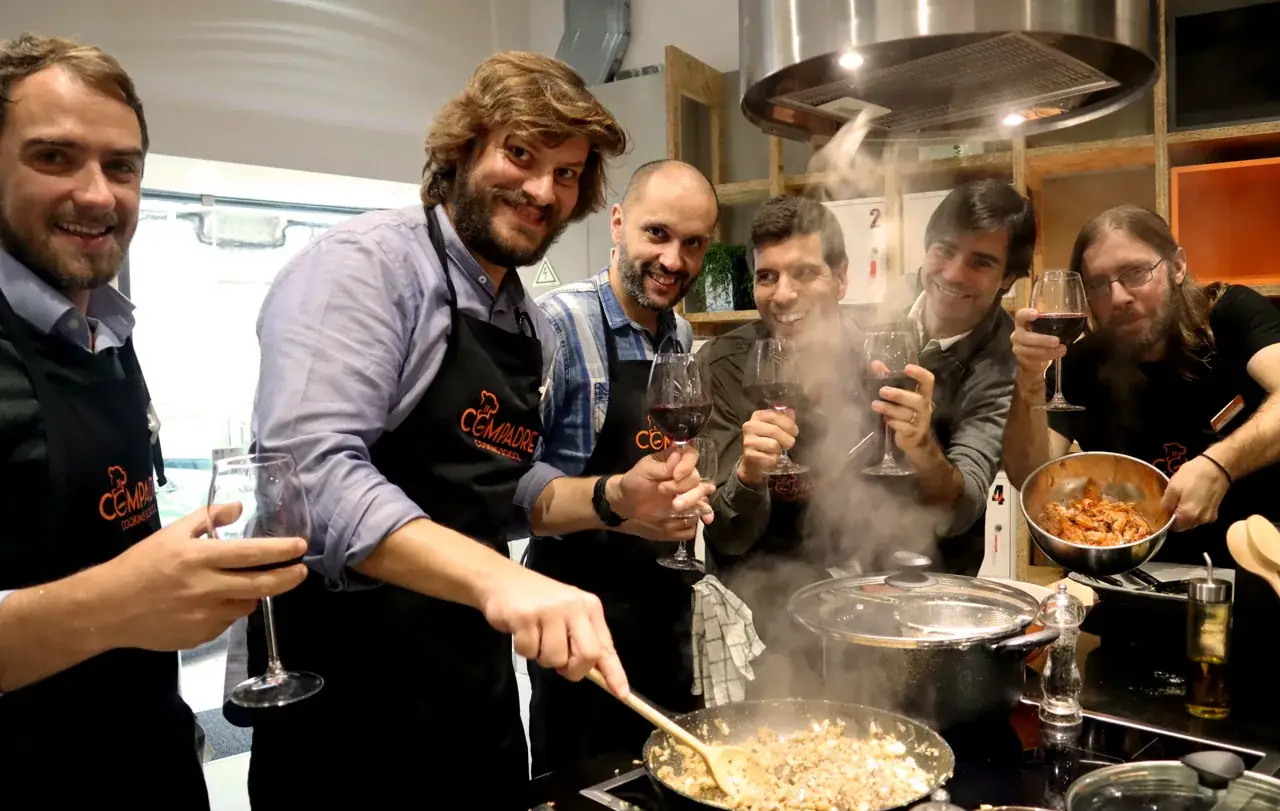 Grupo a cozinhar na Compadre